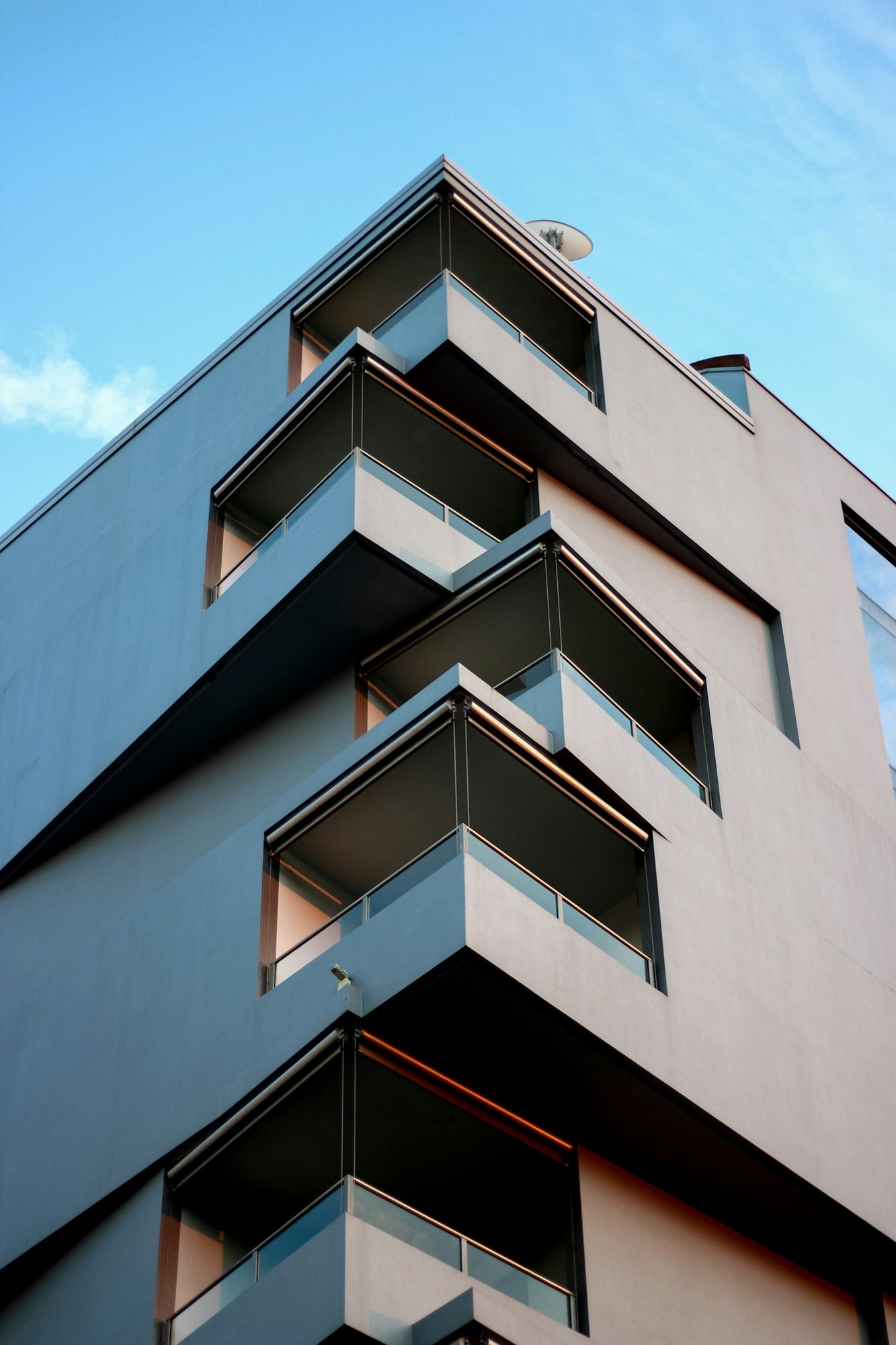 Moderner Neubau mit Glasbalkonen als Immobilien-Kapitalanlage